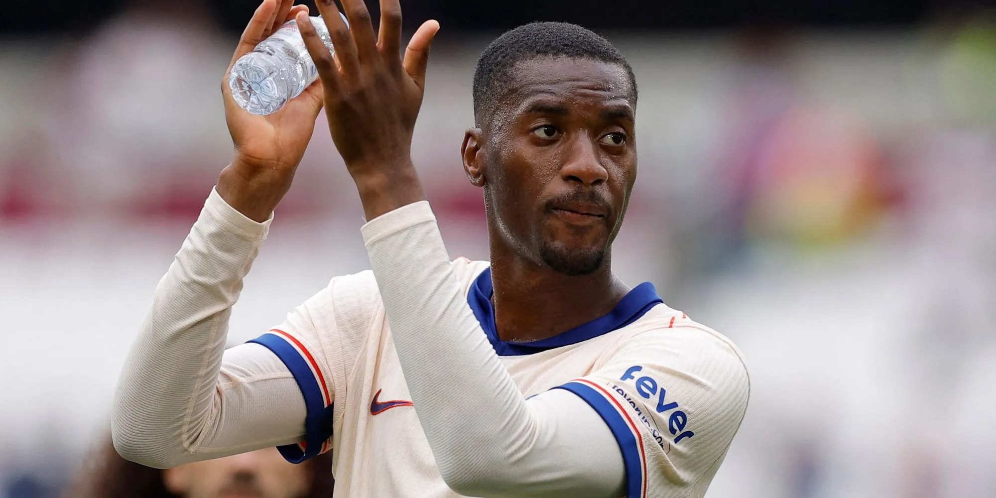 Tosin Adarabioyo, trung vệ của Chelsea, trên sân cỏ Ngoại hạng Anh