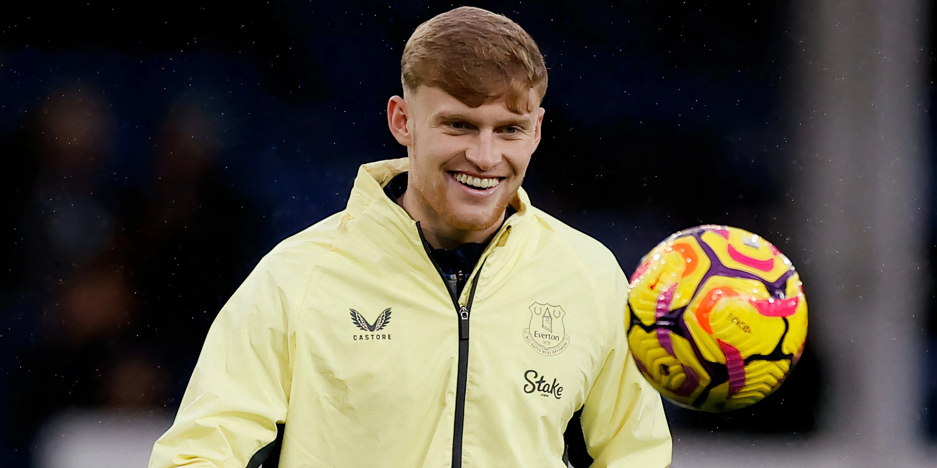 Trung vệ Jarrad Branthwaite của Everton khởi động trước trận đấu.