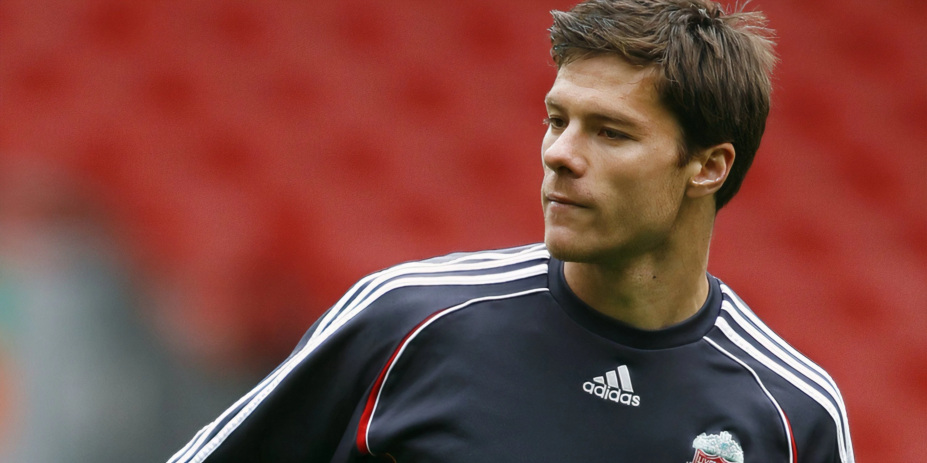 Xabi Alonso trong màu áo Liverpool tại sân Anfield, biểu tượng của bóng đá Anh.
