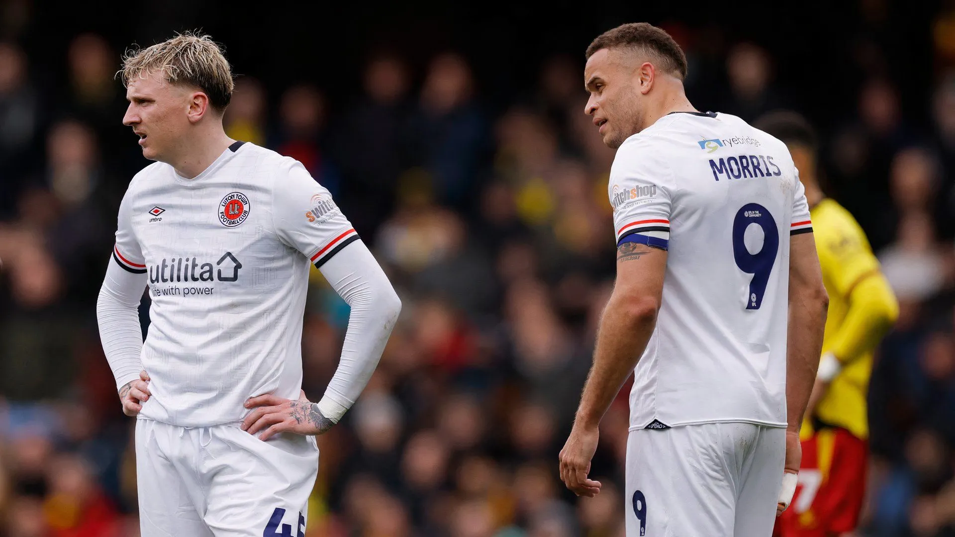 Alfie Doughty cùng đồng đội Carlton Morris thời còn thi đấu cho Luton Town, minh chứng cho sự linh hoạt của cầu thủ ở bóng đá Anh