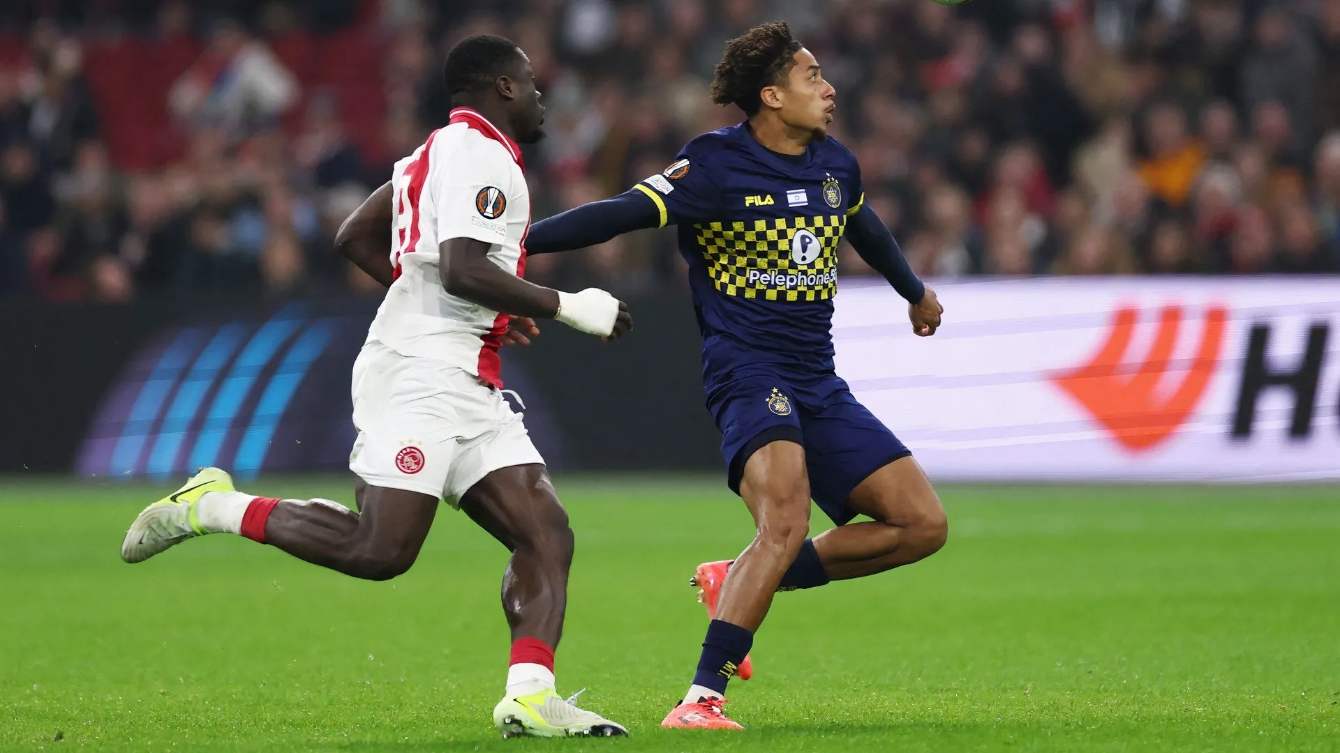 Biểu tượng Ajax Amsterdam, đại diện cho triết lý phát triển cầu thủ trẻ và tiềm năng, tương tự trường hợp Tyrese Asante tại Coventry City.
