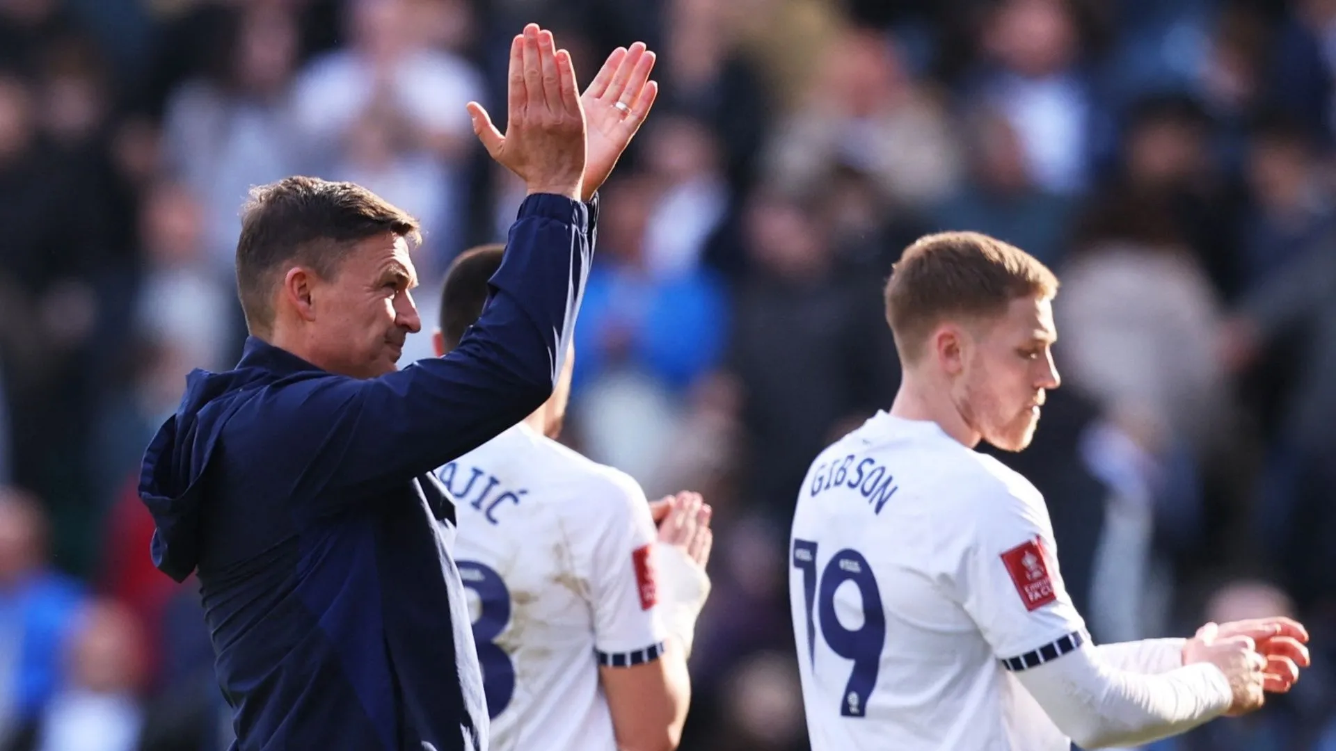 Cầu thủ Preston North End và huấn luyện viên Paul Heckingbottom trong một trận đấu quan trọng ở bóng đá Anh