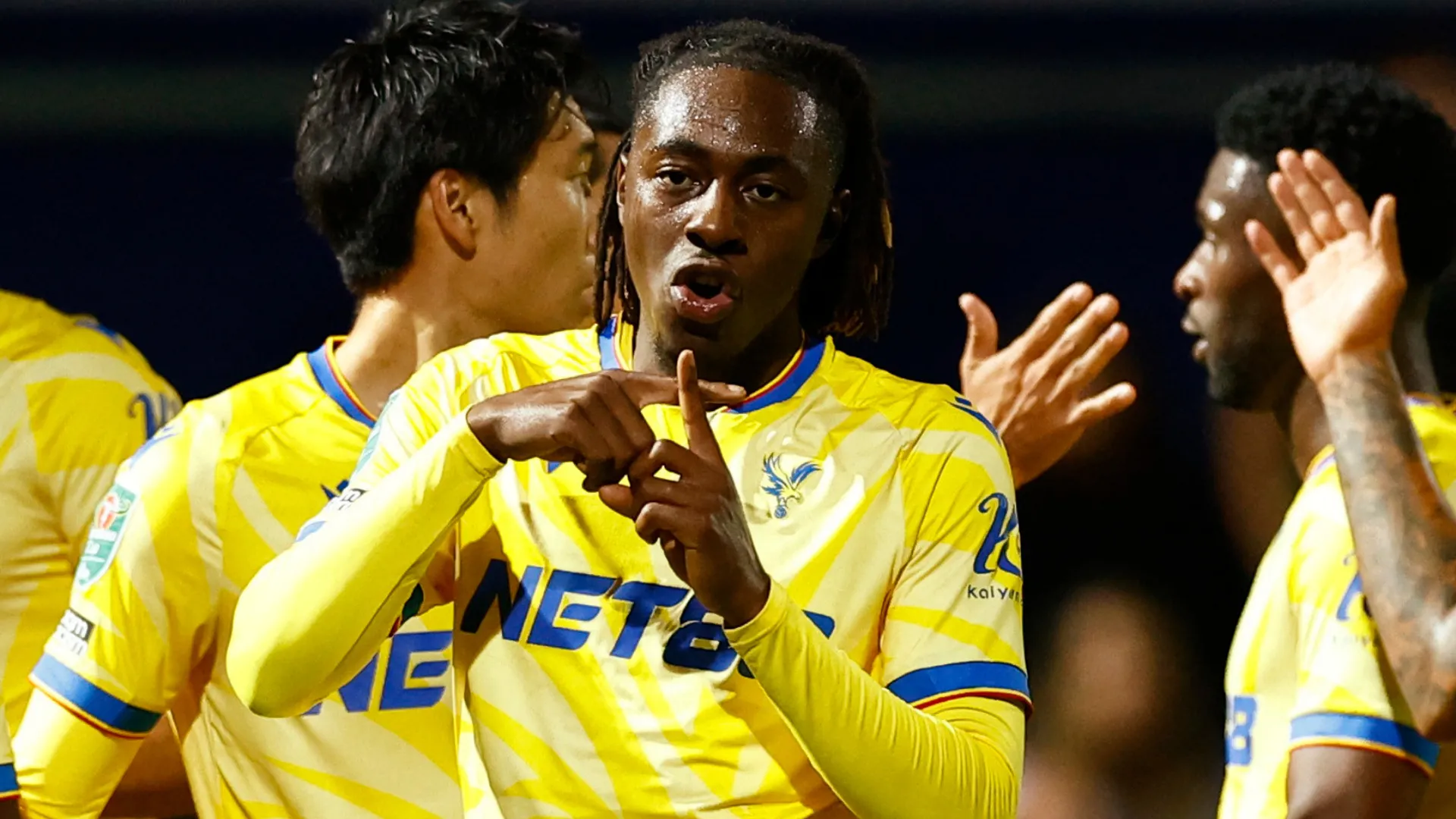 Eberechi Eze ăn mừng cùng đồng đội Crystal Palace sau chức vô địch FA Cup