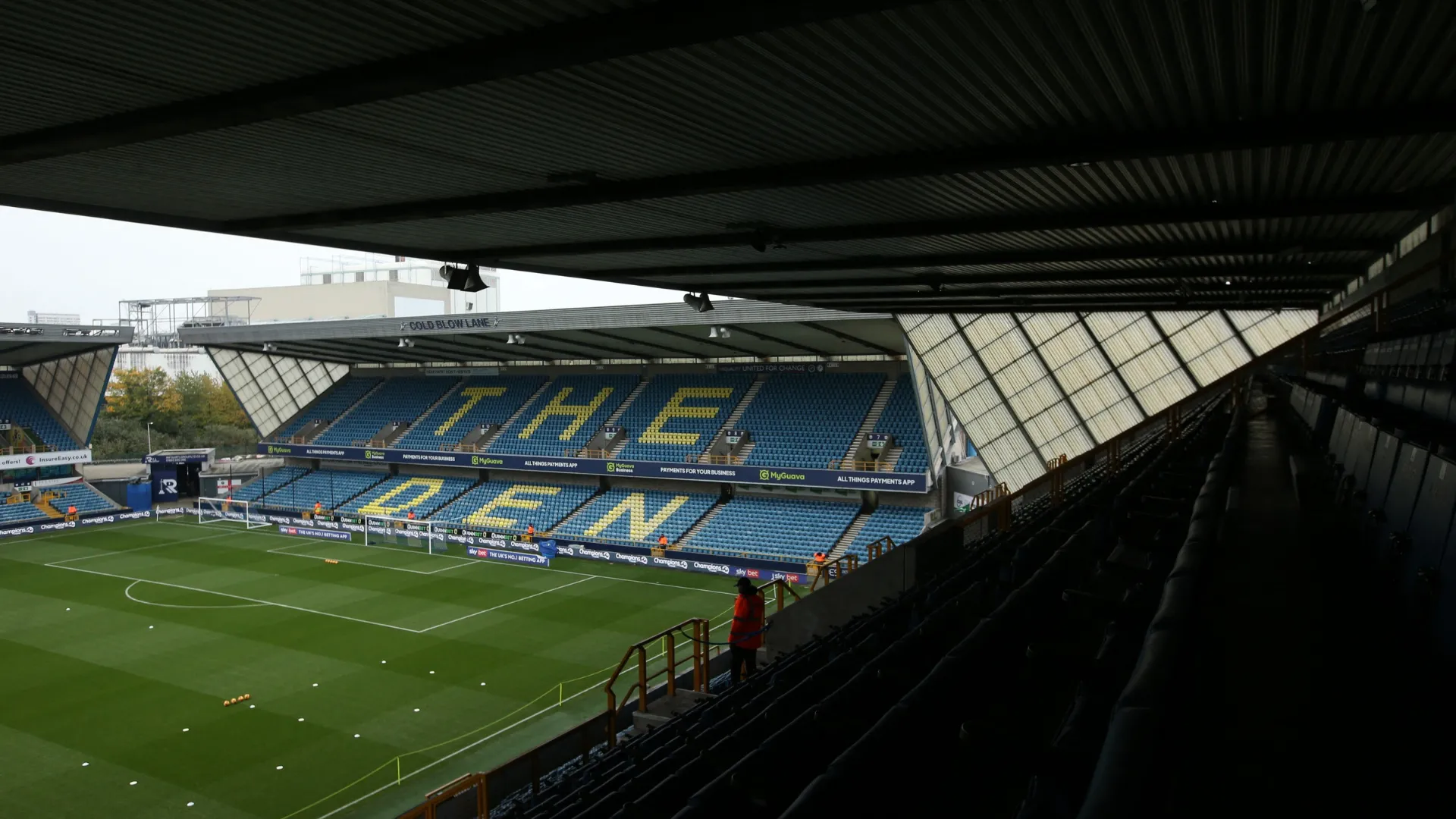 Eberechi Eze thời trẻ trong màu áo đội học viện Millwall