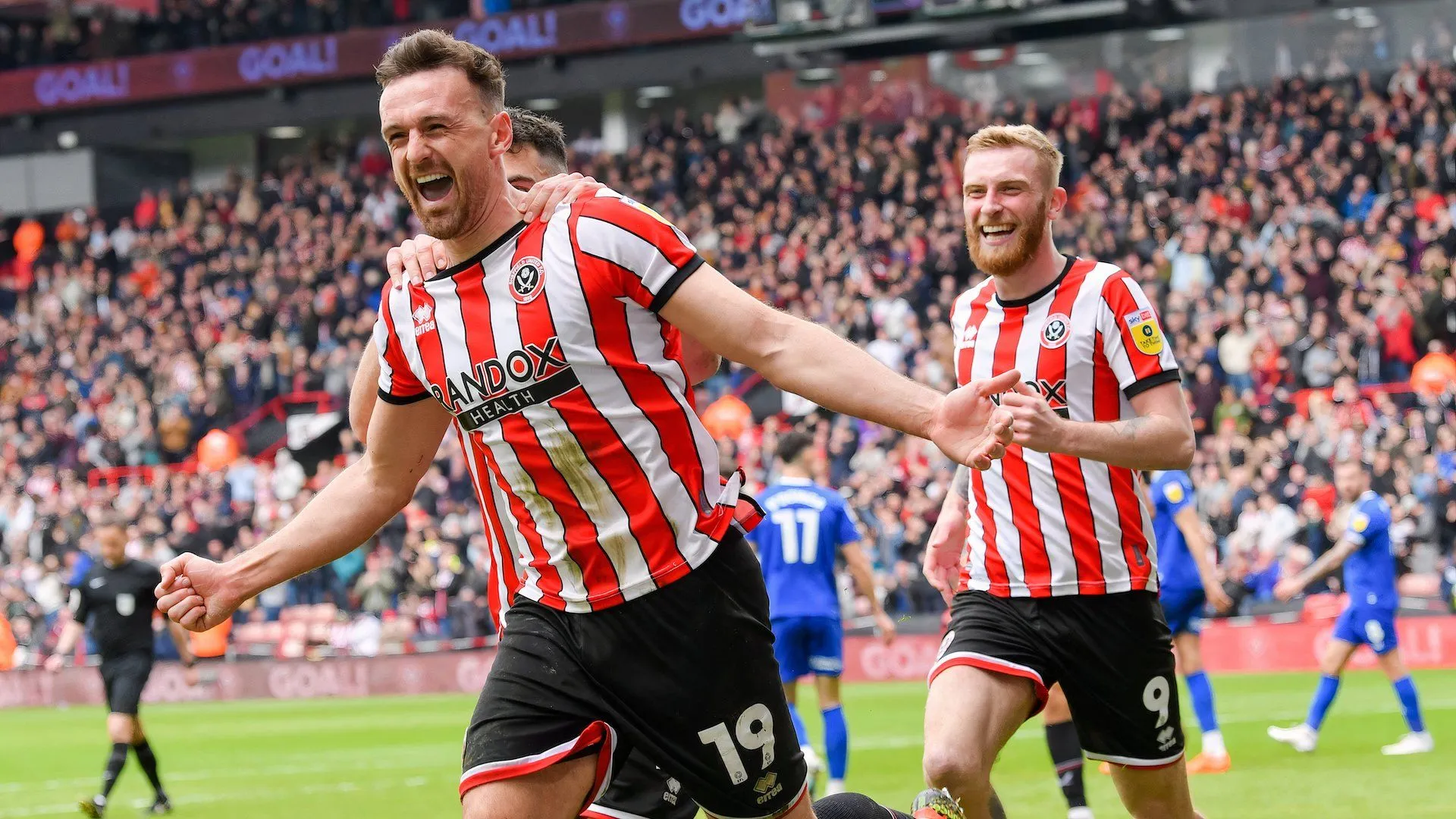 Jack Robinson trong một trận đấu, thể hiện kinh nghiệm và khả năng phòng ngự đáng giá cho Wrexham.