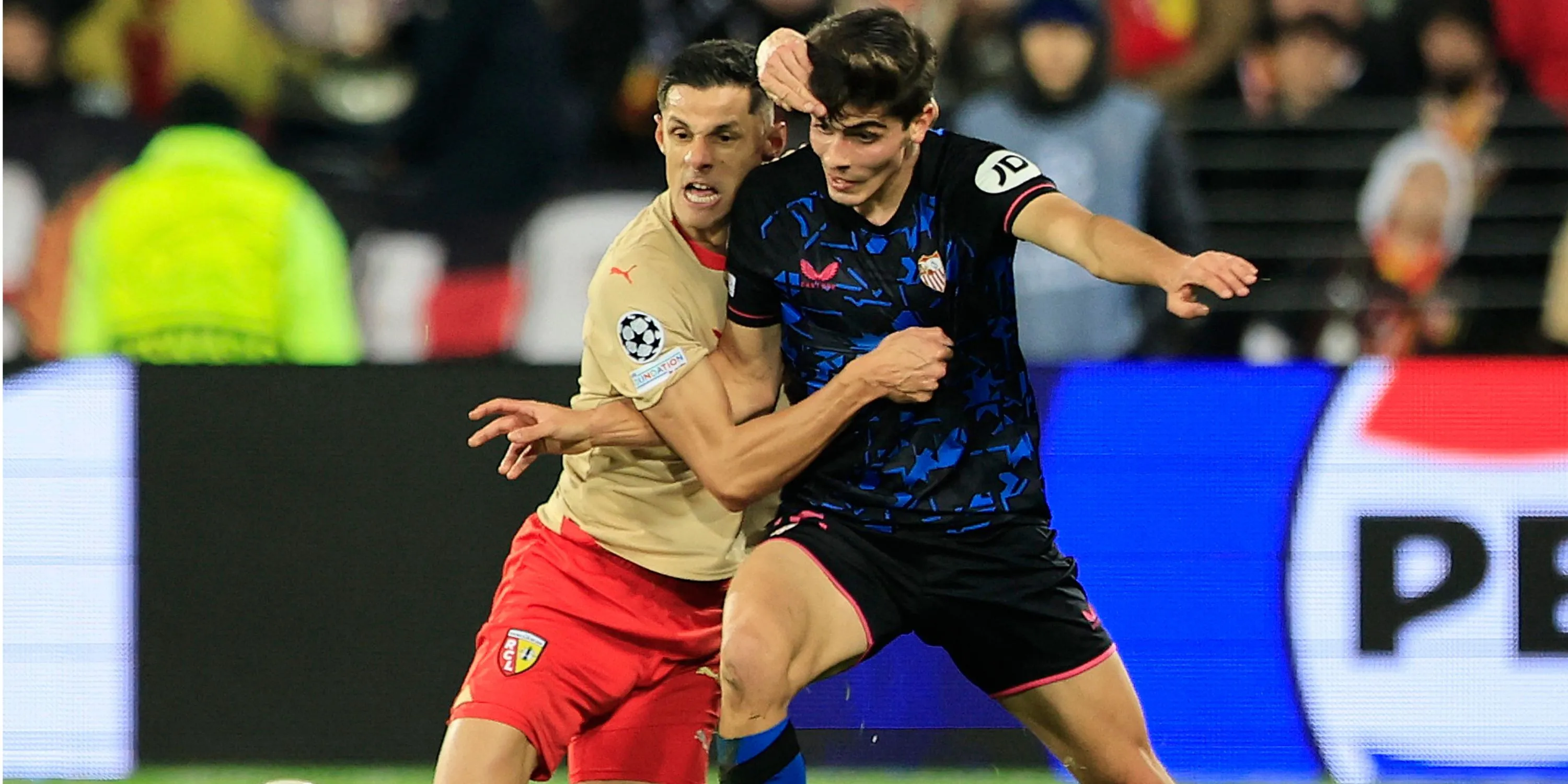 Juanlu Sanchez, hậu vệ phải của Sevilla, thi đấu tại Champions League - mục tiêu chuyển nhượng hàng đầu của Everton.