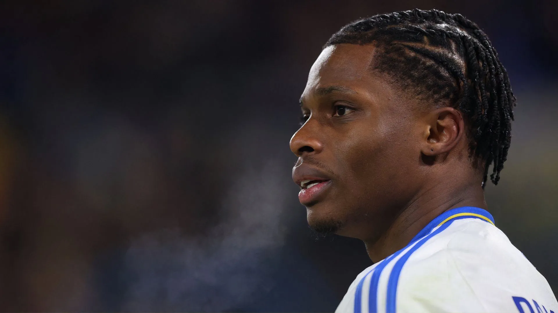 Largie Ramazani trong màu áo Leeds United trên sân tập, thể hiện tiềm năng nhưng ít được ra sân.