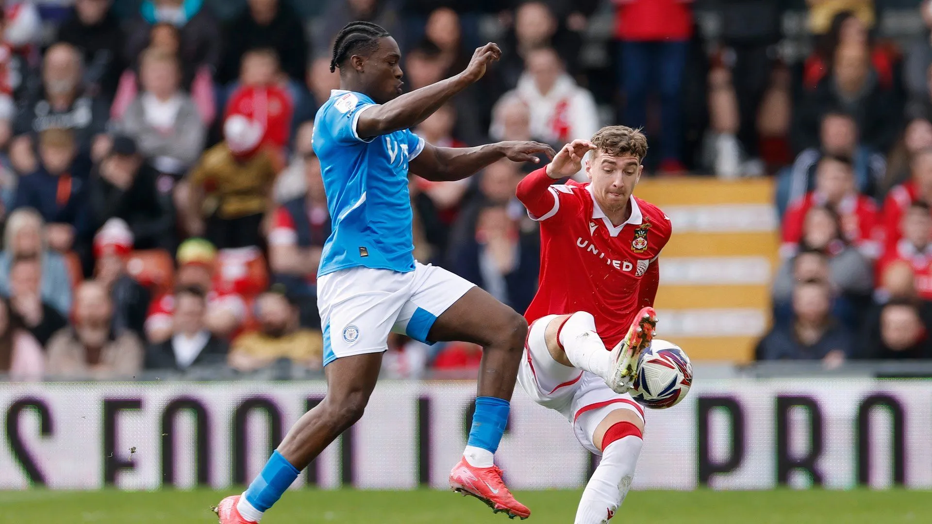 Lewis Brunt trong màu áo Wrexham, người đang gặp khó khăn ở hàng phòng ngự trung vệ lệch trái.