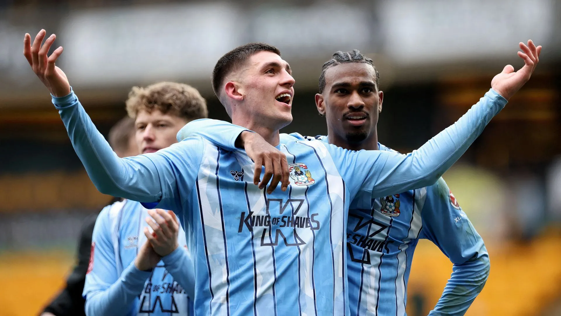 Logo câu lạc bộ Coventry City, đội bóng đang khẩn trương tìm kiếm sự bổ sung cho hàng phòng ngự trong kỳ chuyển nhượng.