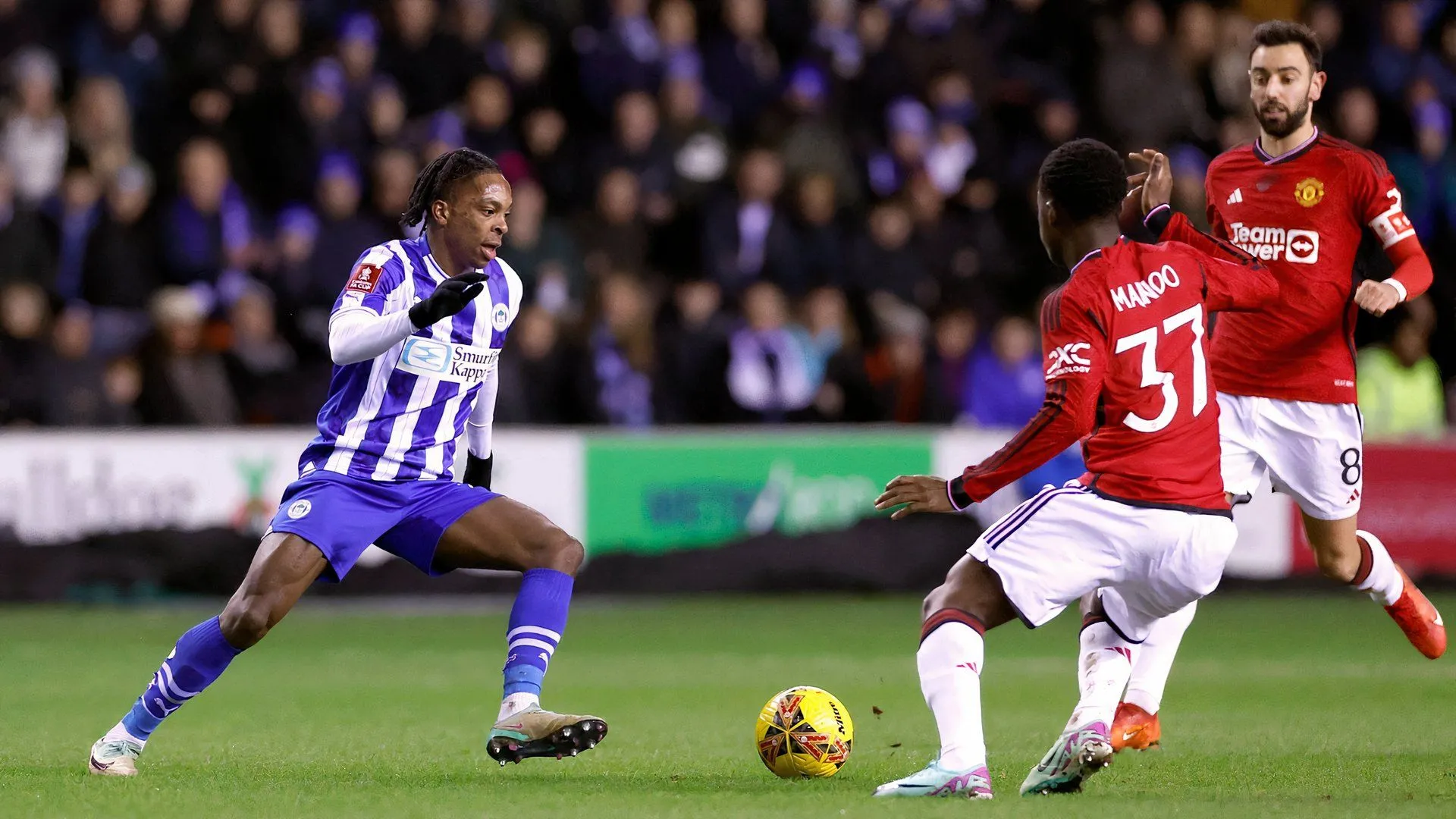 Martial Godo trong màu áo Wigan Athletic đối đầu Manchester United