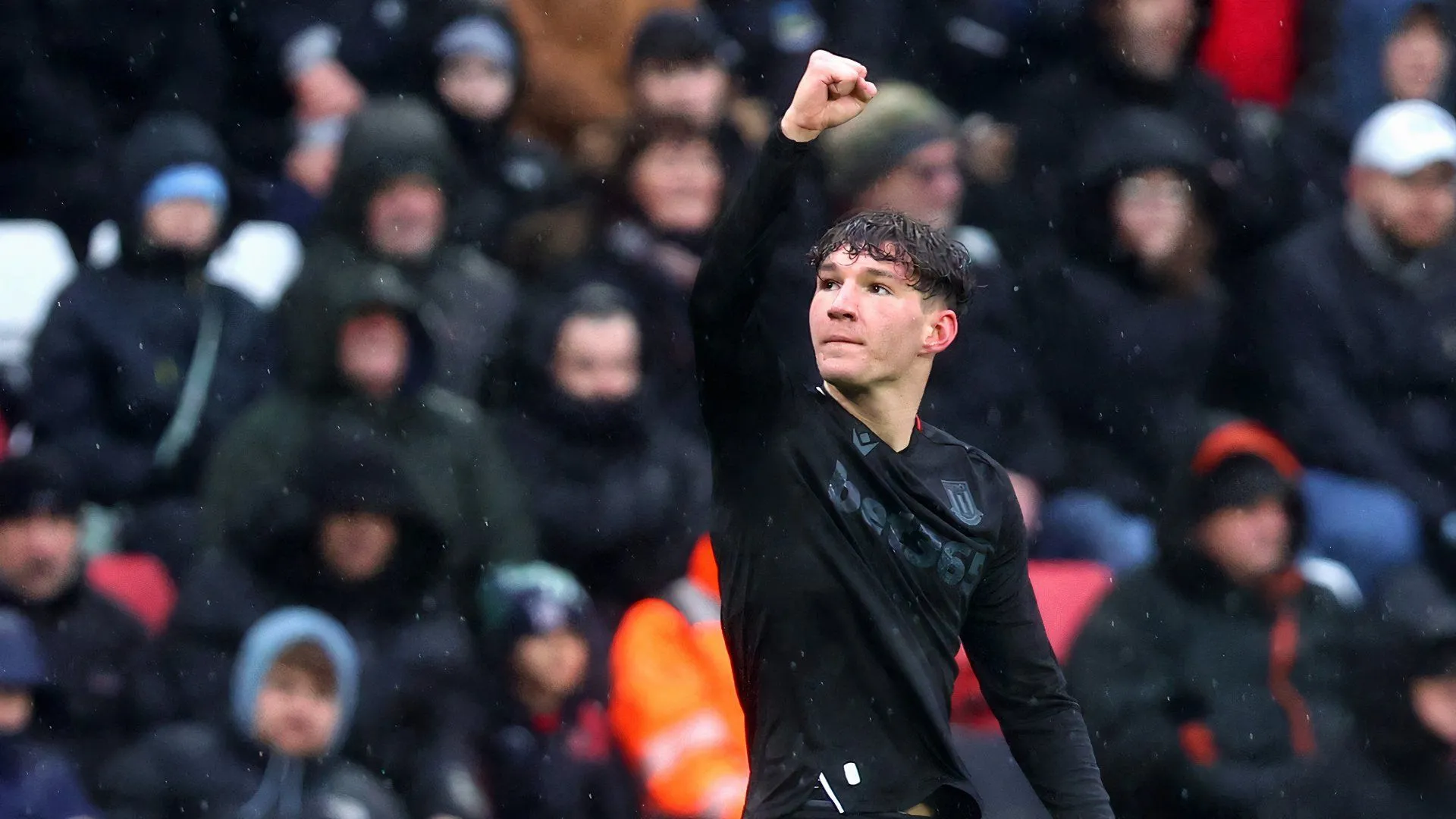 Tiền đạo trẻ Lewis Koumas trong màu áo Stoke City trên sân cỏ