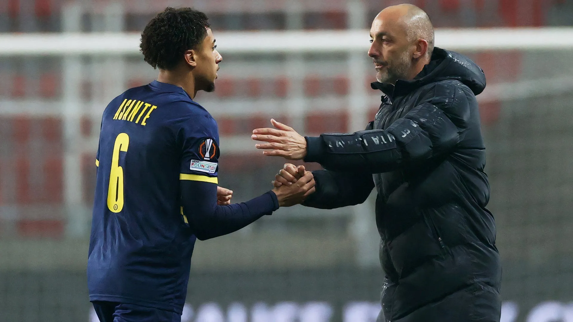 Tuyển thủ Tyrese Asante bắt tay huấn luyện viên Maccabi Tel Aviv, hình ảnh trước tin đồn chuyển nhượng đến Coventry City.