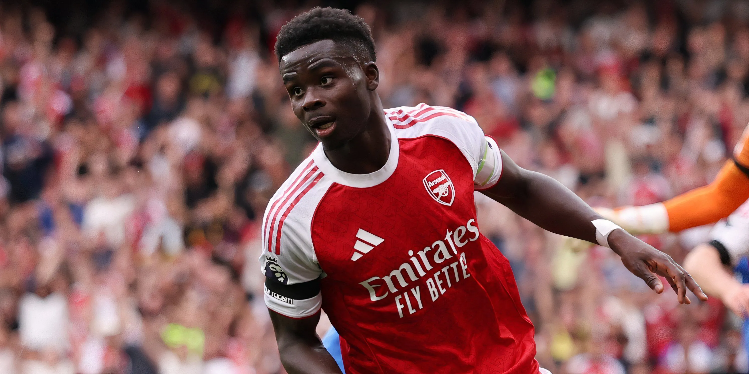 Bukayo Saka Arsenal trong trận gặp Burnley