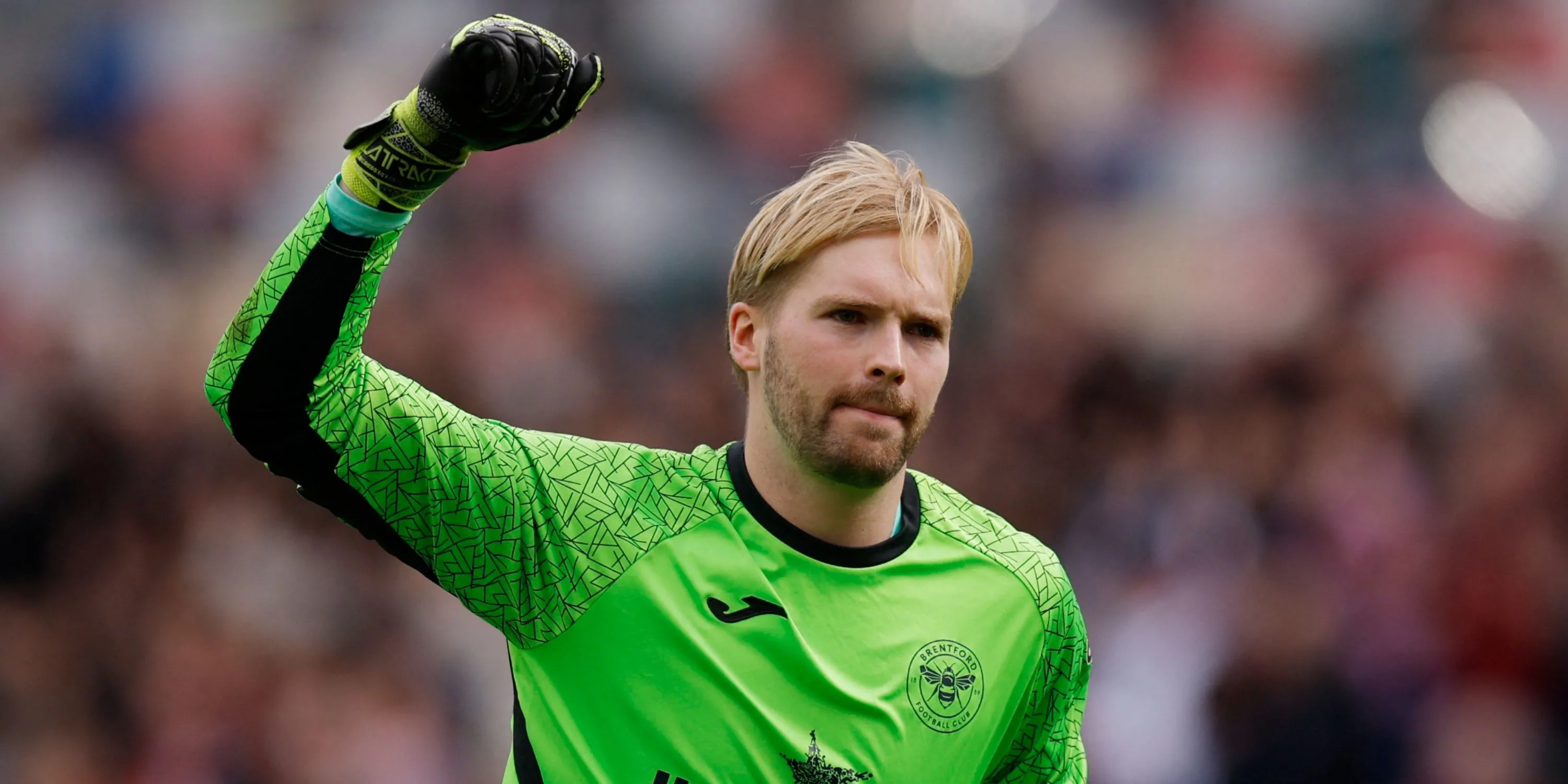 Caoimhin Kelleher ăn mừng bàn thắng của Igor Thiago trong trận Brentford vs Manchester United