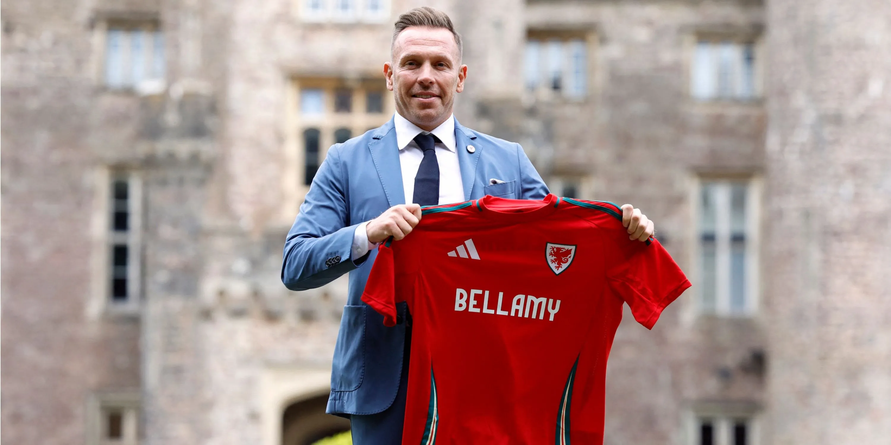 Câu lạc bộ bóng đá Craig Bellamy cố gắng hướng dẫn trong vai trò cầu thủ và huấn luyện viên