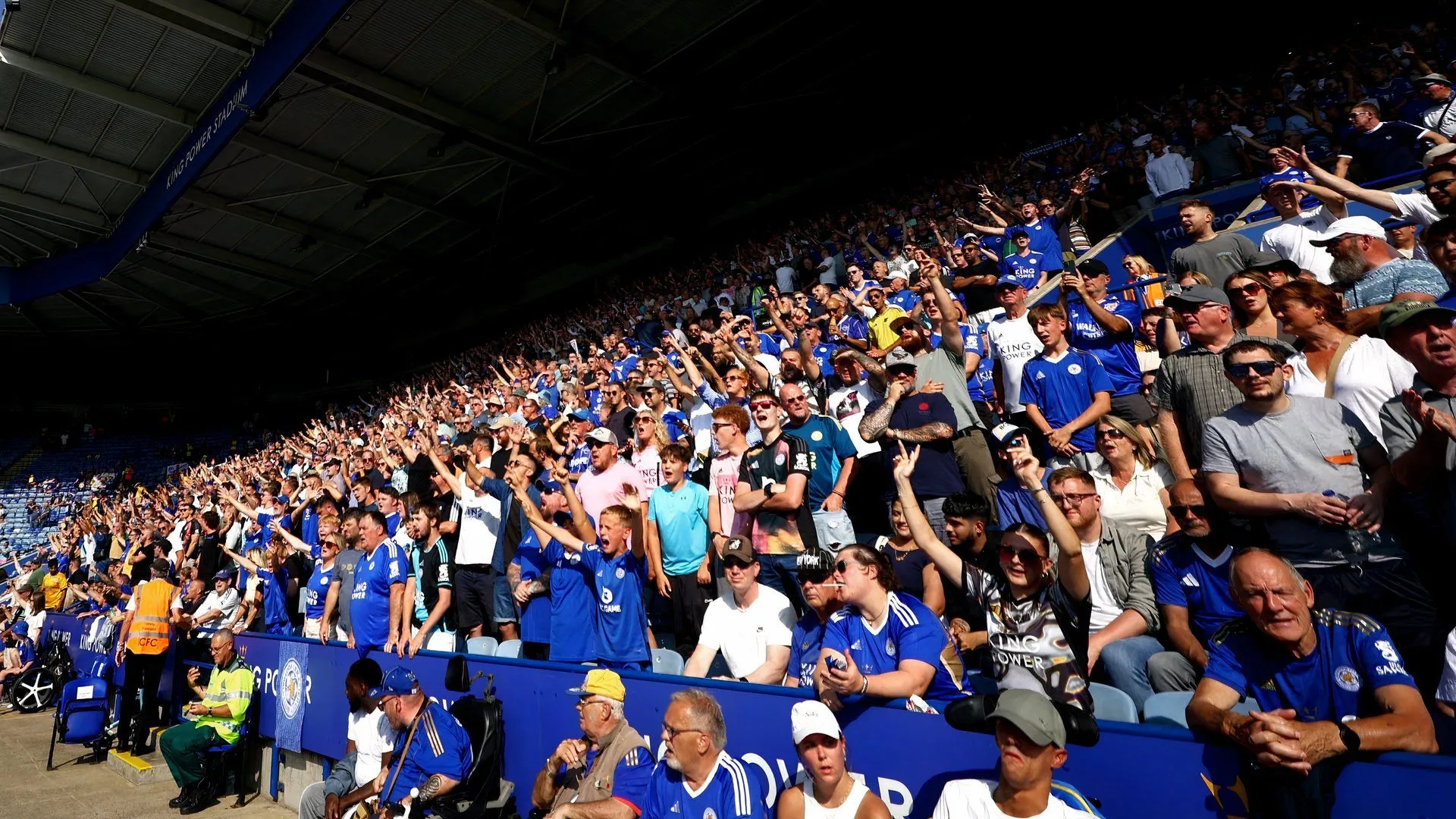 Cầu thủ Andri Gudjohnsen vui mừng sau khi ghi bàn ở King Power Stadium