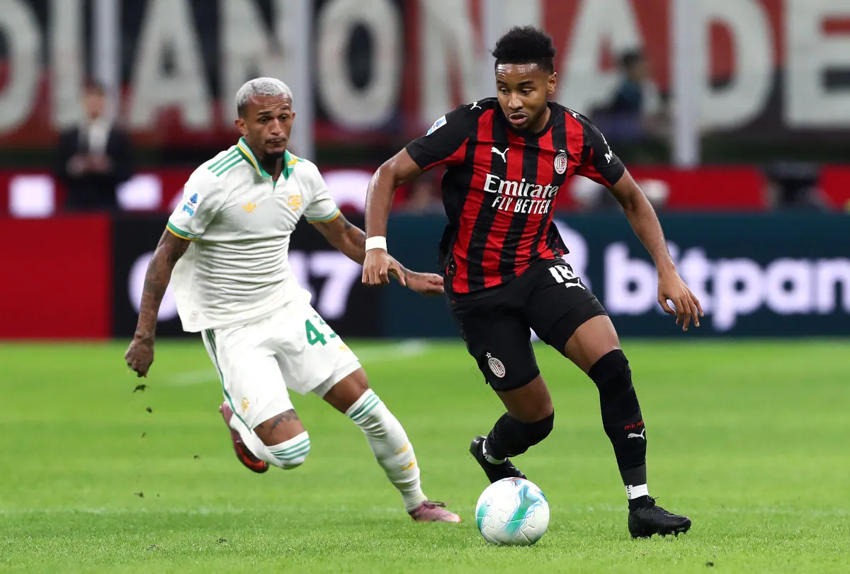 Christopher Nkunku của AC Milan chạy với bóng dưới sự cản phá từ Wesley Franca của AS Roma