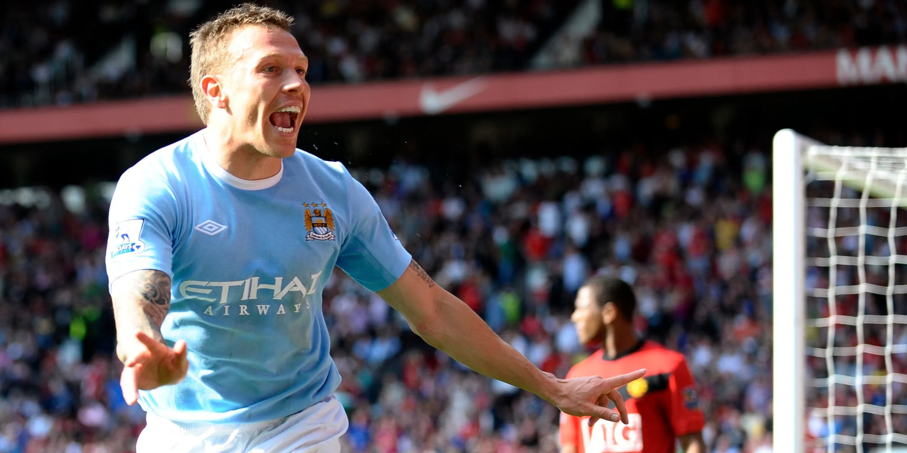 Craig Bellamy ăn mừng bàn thắng khi khoác áo Manchester City