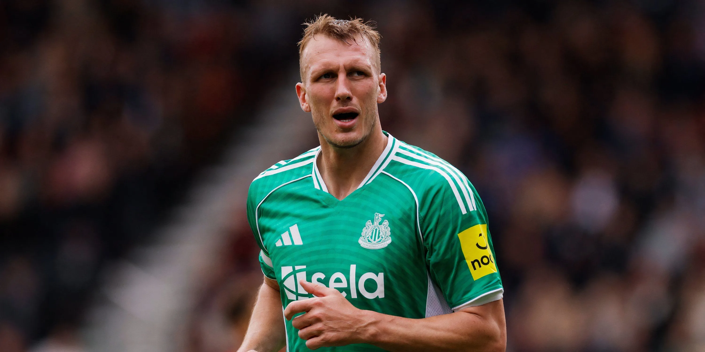 Dan Burn, hậu vệ Newcastle, trong một trận đấu gần đây, thể hiện sự phát triển khó khăn của cầu thủ cao này ở vị trí hậu vệ trái