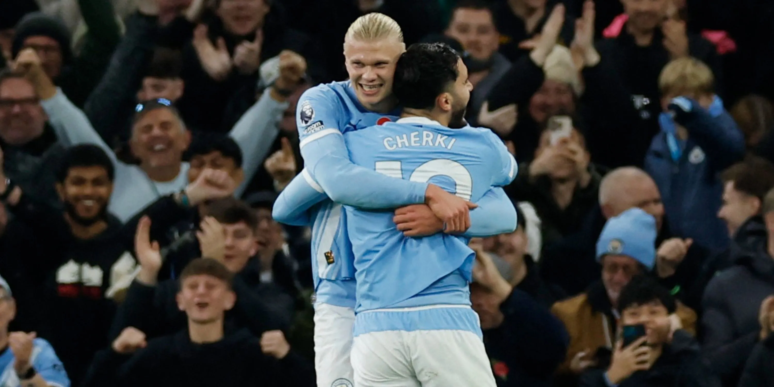 Erling Haaland và Rayan Cherki ăn mừng bàn thắng đầu tiên của Manchester City tại Etihad Stadium
