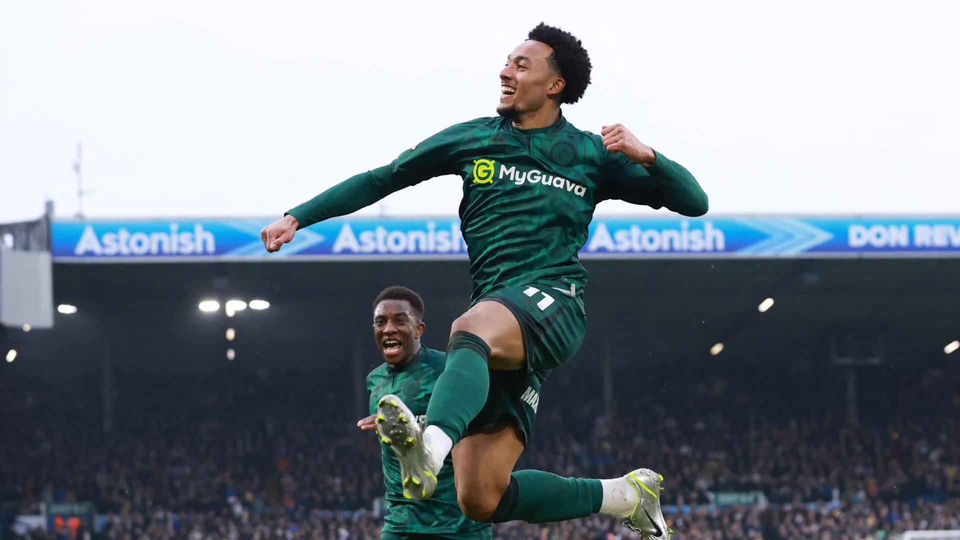 Femi Azeez của Millwall trong mùa giải Championship