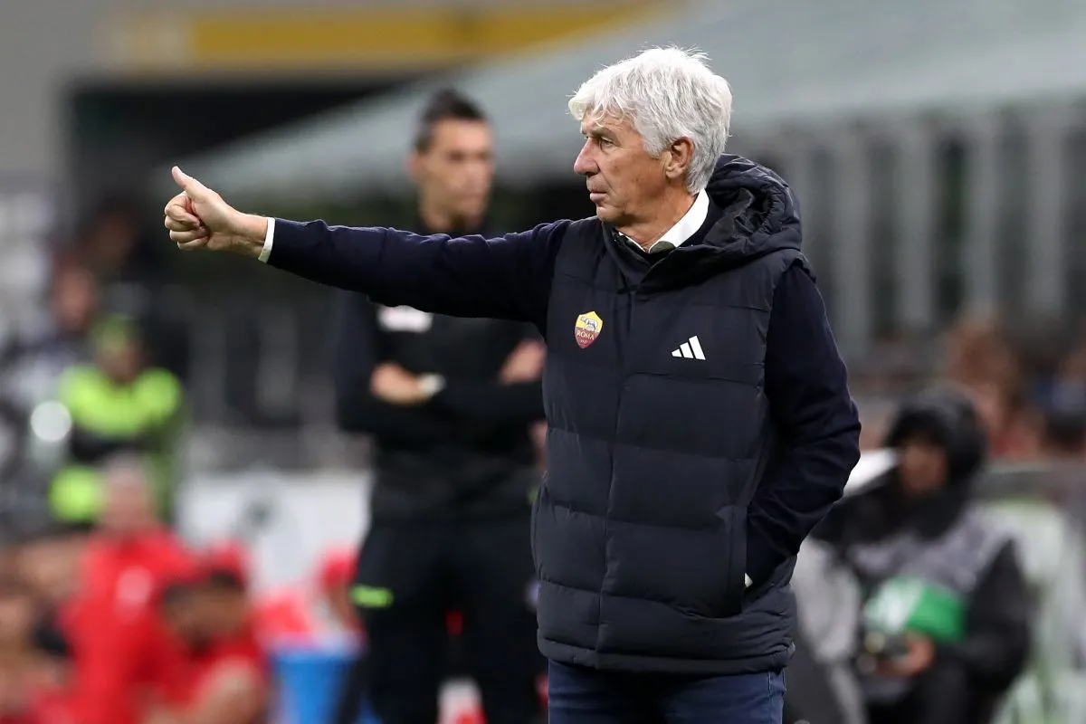 Gian Piero Gasperini, HLV AS Roma, có cử chỉ tích cực tại sân vận động Giuseppe Meazza vào ngày 2 tháng 11 năm 2025