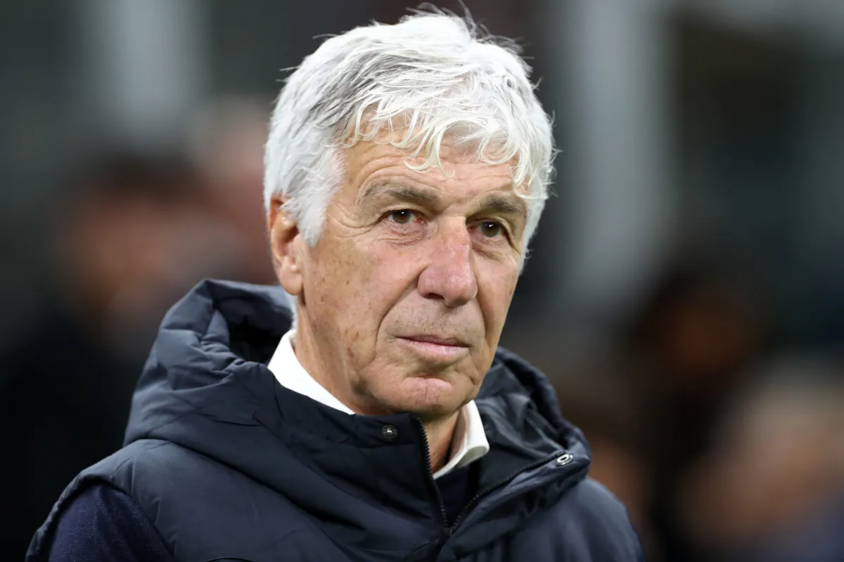 Gian Piero Gasperini theo dõi trận đấu tại sân vận động Giuseppe Meazza vào tháng 11 năm 2025