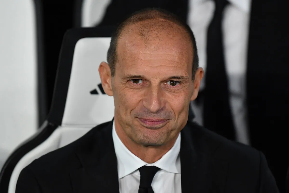Huấn luyện viên Massimiliano Allegri hướng dẫn AC Milan tại sân Allianz