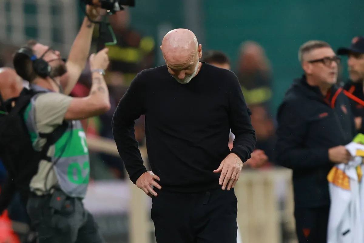 Huấn luyện viên Stefano Pioli của Fiorentina tỏ vẻ chán nản trong trận đấu Serie A tại sân Artemio Franchi ngày 2 tháng 11 năm 2025