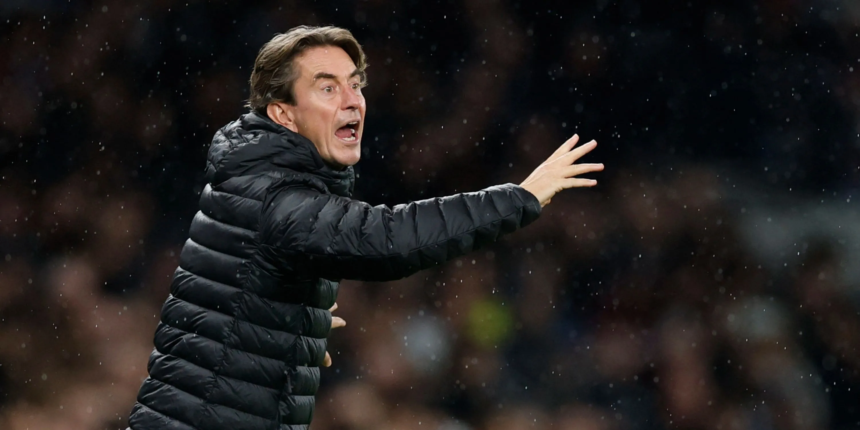 Huấn luyện viên Thomas Frank có khuôn mặt lo lắng trong trận đấu giữa Tottenham và Chelsea tại Ngoại hạng Anh