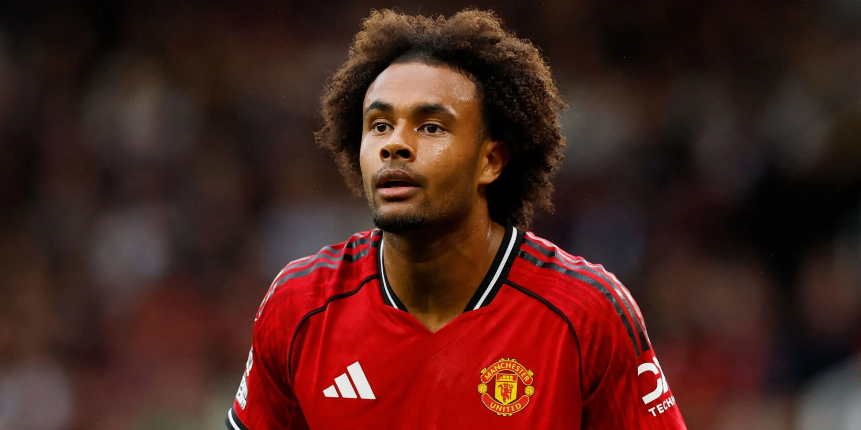 Joshua Zirkzee trong một pha hành động cho Manchester United trên sân cỏ