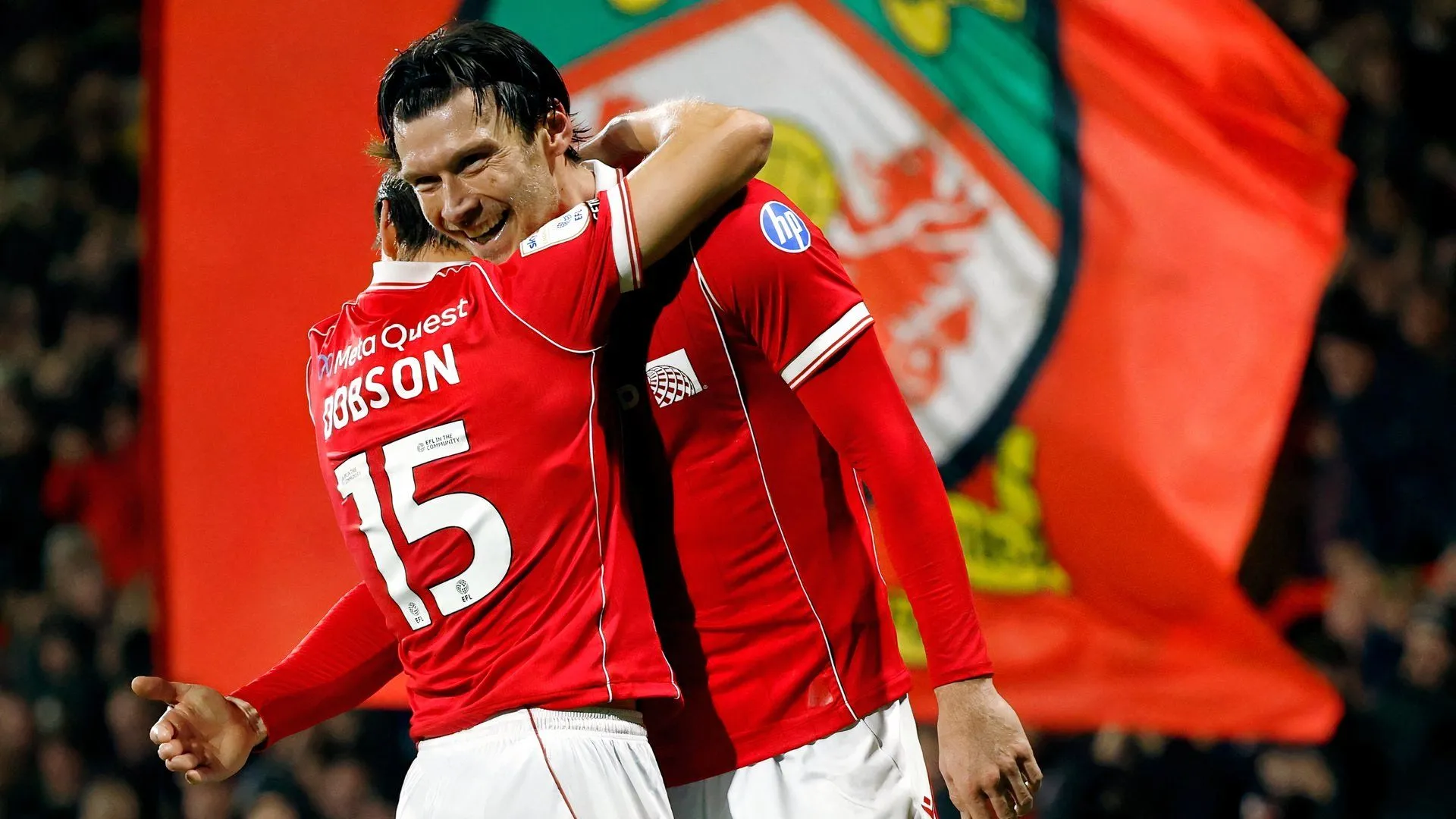 Kieffer Moore ghi bàn cho Wrexham trong trận thắng Coventry 3-2 tại Racecourse Ground