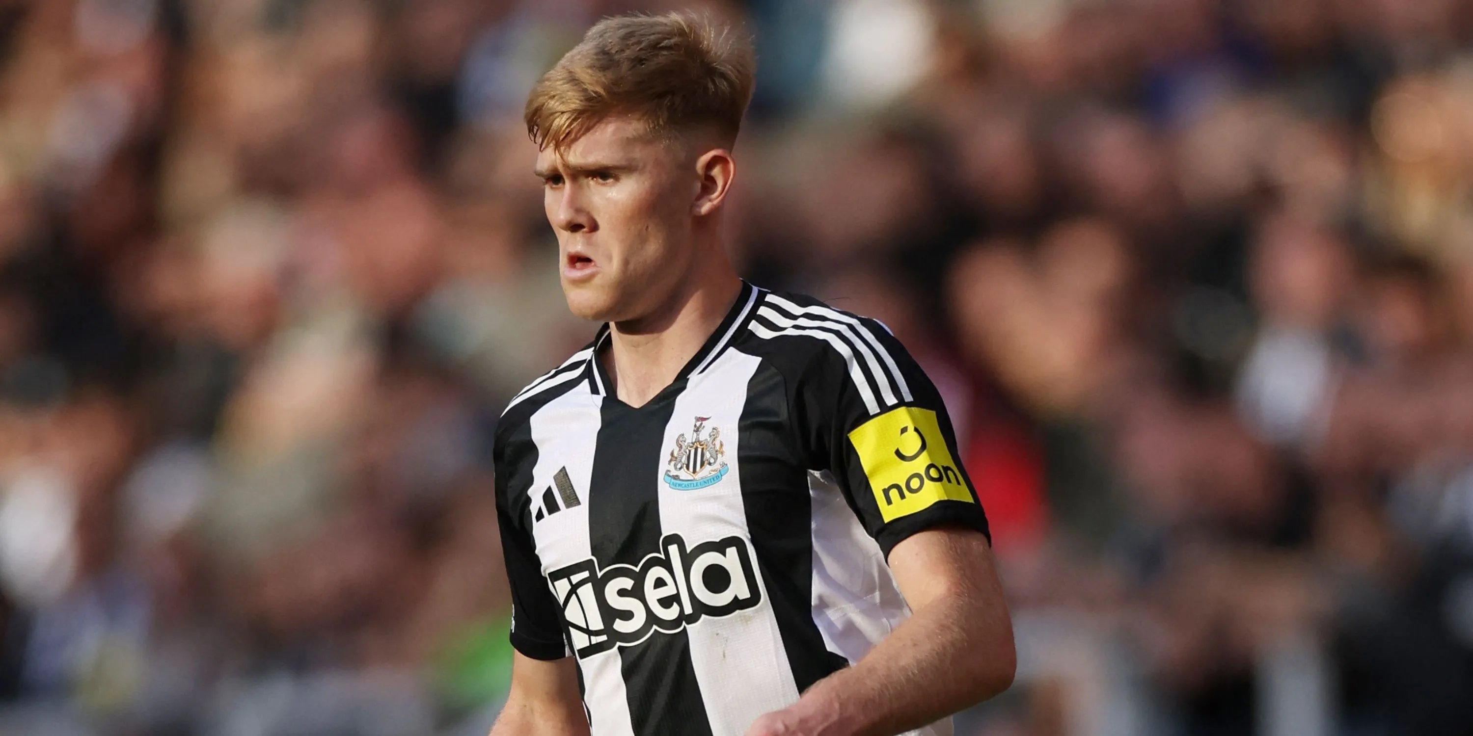 Lewis Hall, hậu vệ trẻ tiềm năng của Newcastle, trên ghế dự bị, chờ đợi cơ hội để khẳng định mình