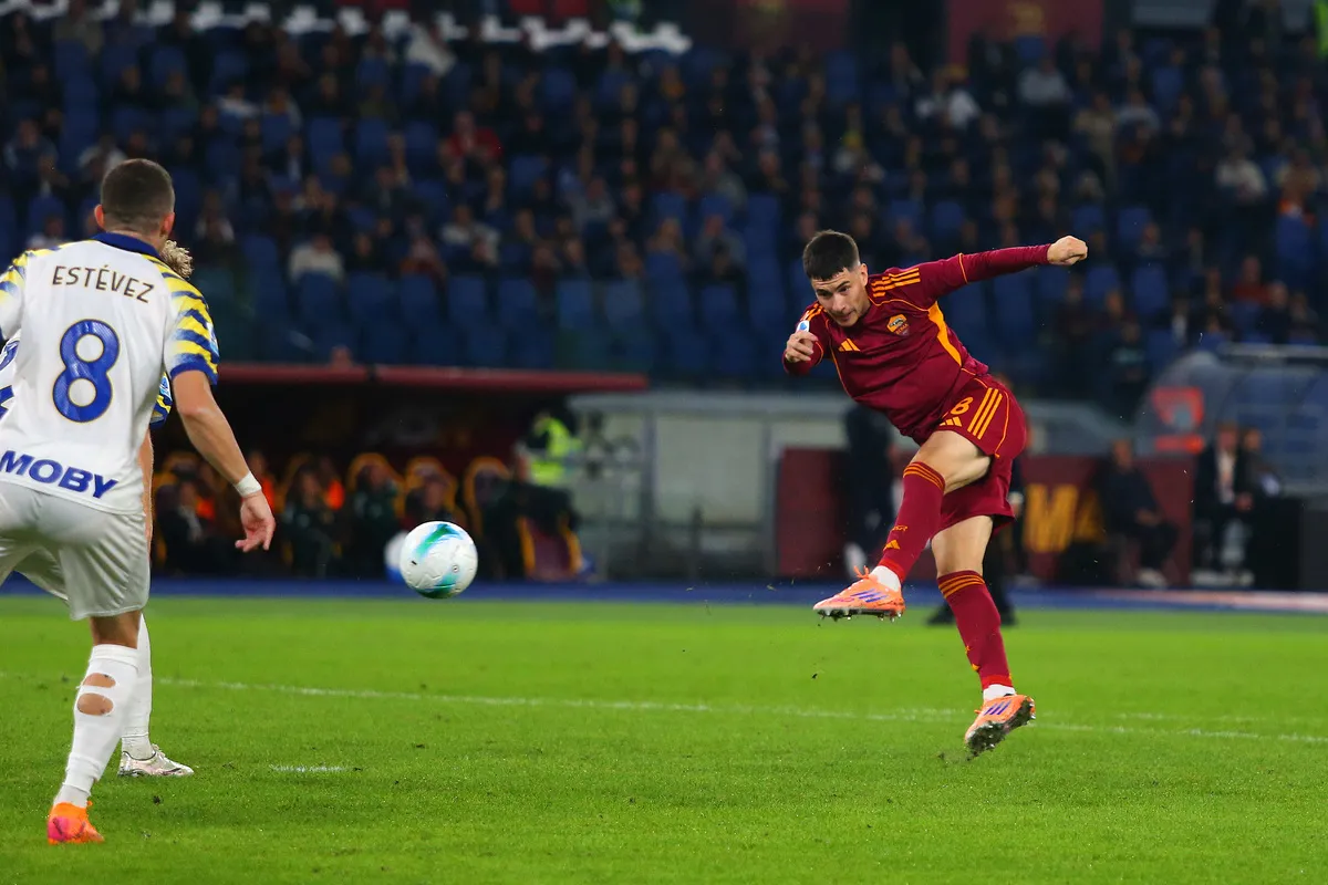 Matías Soulé của AS Roma kiểm soát bóng trong trận Serie A gặp Parma Calcio 1913