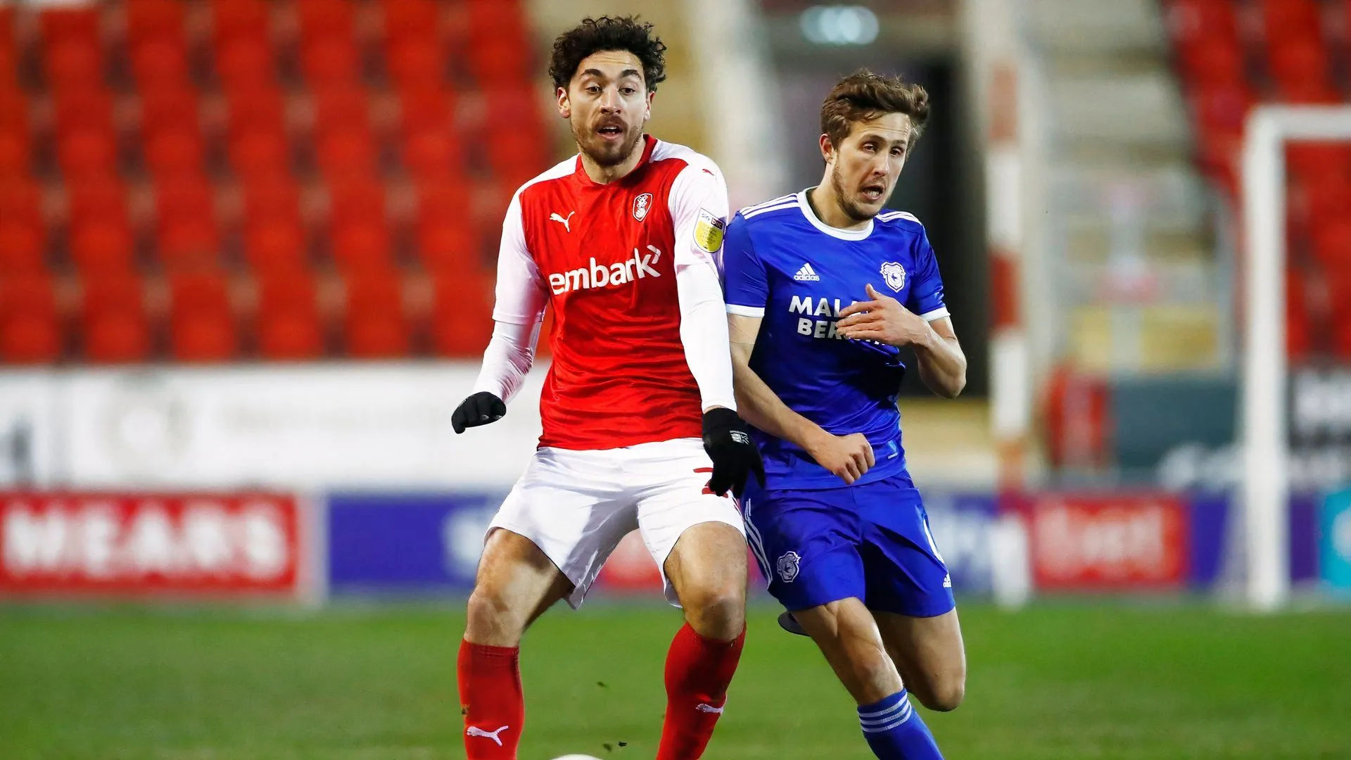 Matt Crooks cầu thủ trung tâm sân Rotherham United trong trận đấu chính thức