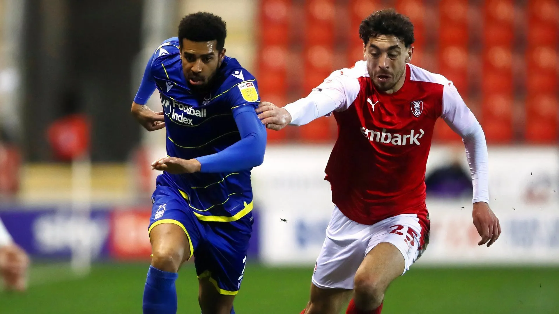 Matt Crooks khoác áo Rotherham United tranh bóng trong trận đấu hạng ba