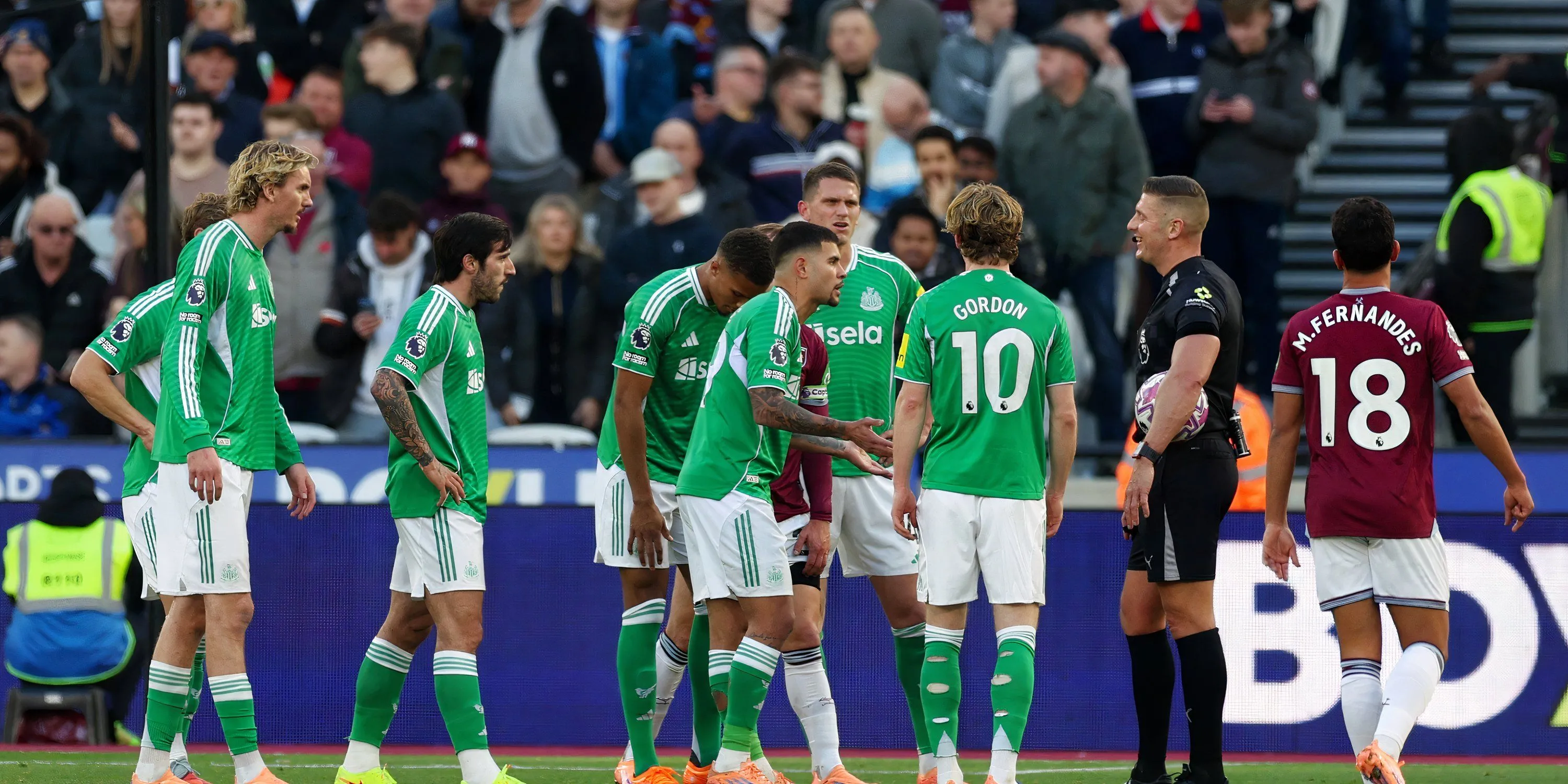 Newcastle United trong trận đấu tại sân Tottenham vừa qua, thể hiện phòng ngự vững chắc trước khi suy yếu trước West Ham