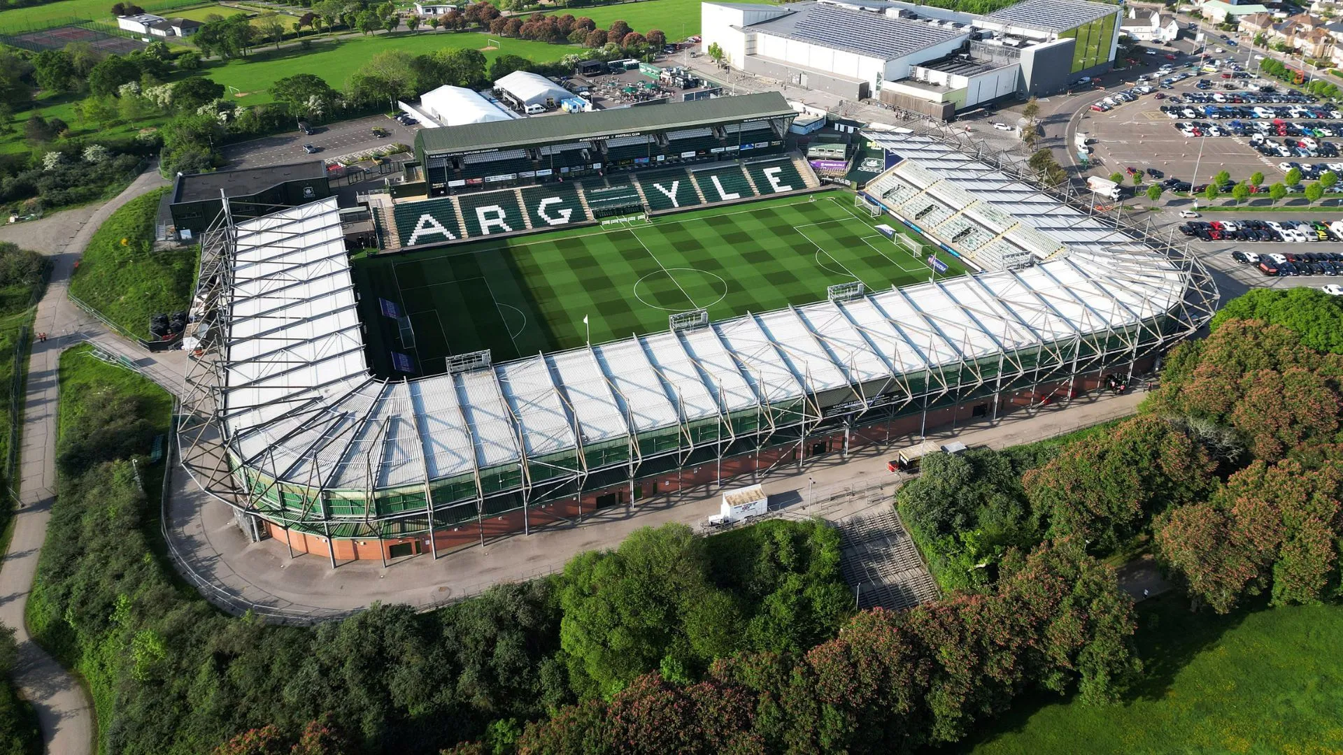 Sân Home Park của Plymouth Argyle với cảnh quang vĩ