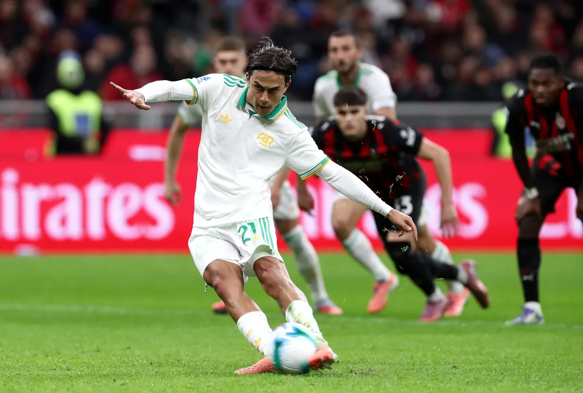 Thủ môn Mike Maignan của AC Milan tỏ ra tự tin trong trận đấu tại San Siro