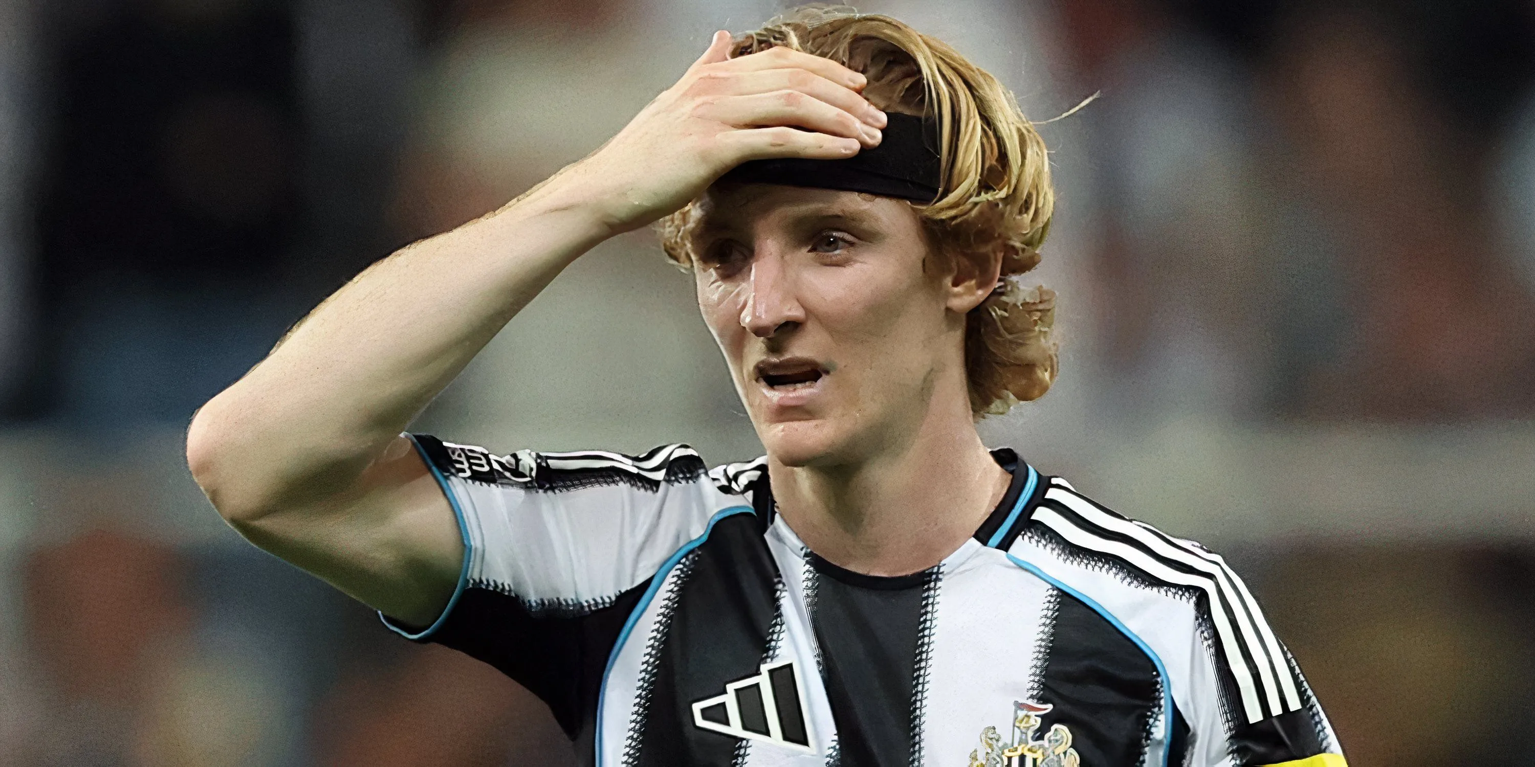 Tiền vệ biên Anthony Gordon thi đấu cho Newcastle United trong mùa giải Premier League hiện tại