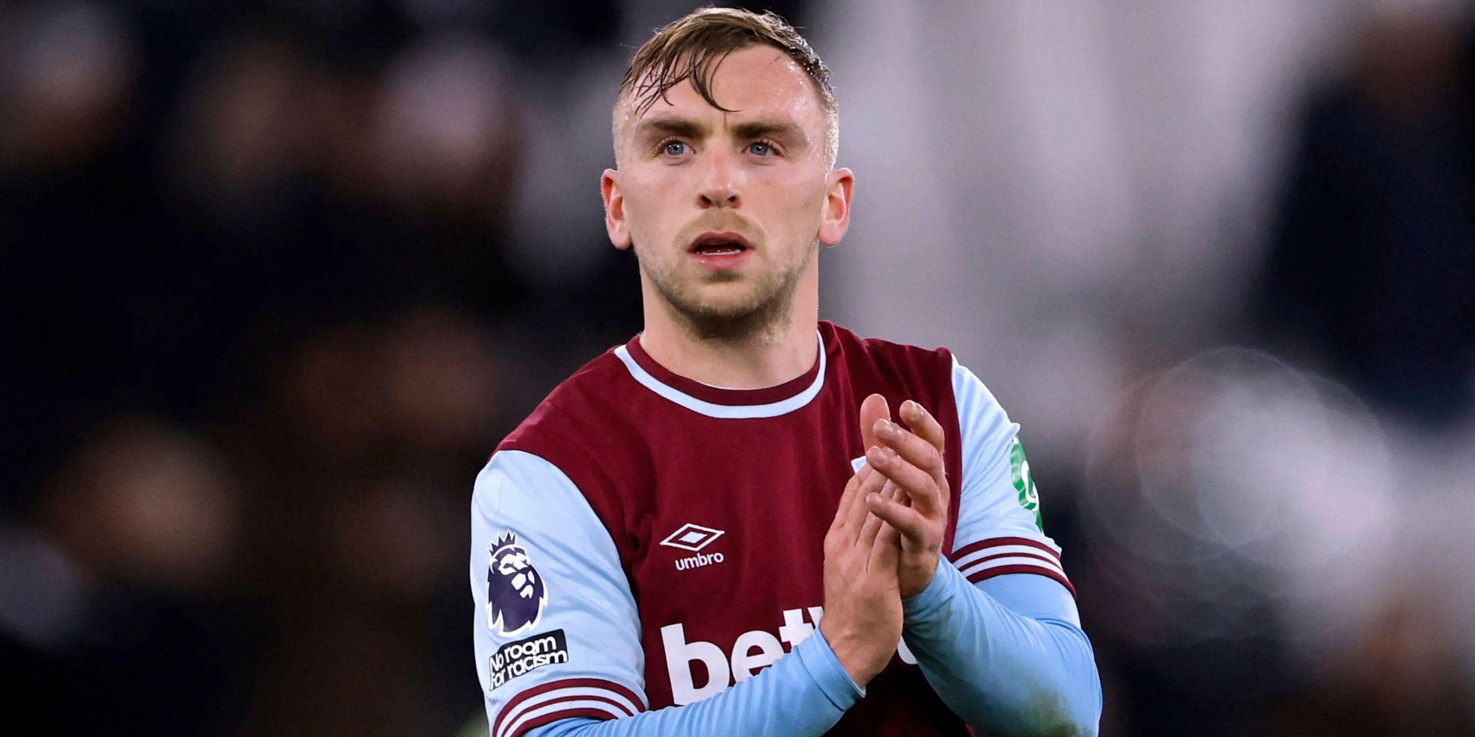 Tiền vệ biên Jarrod Bowen vỗ tay của West Ham