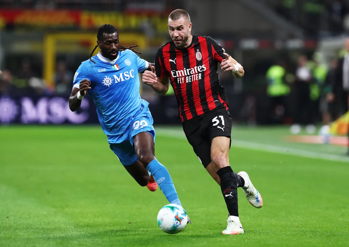 Trung vệ Strahinja Pavlovic của AC Milan bị cầu thủ Frank Anguissa của Napoli vây chặn trong trận đấu tháng 9