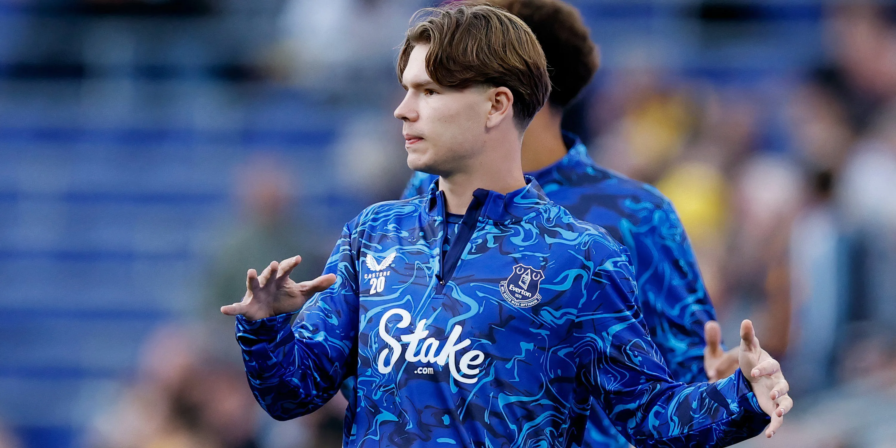 Tyler Dibling sử dụng tốc độ và kỹ thuật để vượt qua hàng phòng ngự đối phương, thể hiện tiềm năng lớn