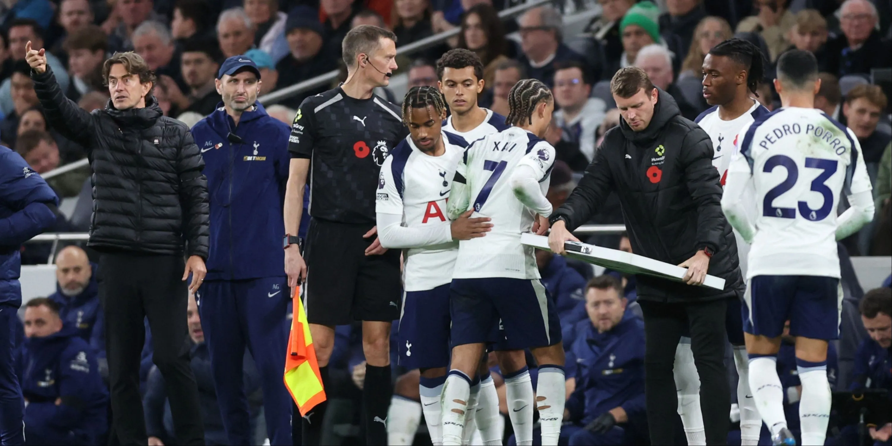 Xavi Simons và Rodrigo Bentancur trong quần áo Tottenham Hotspur, đang đối mặt với áp lực lớn